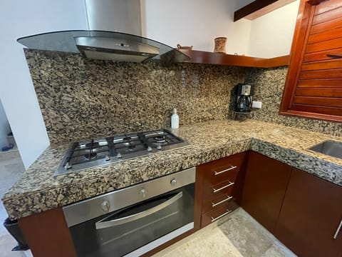 Deluxe House | Private kitchen | Full-size fridge, cookware/dishes/utensils