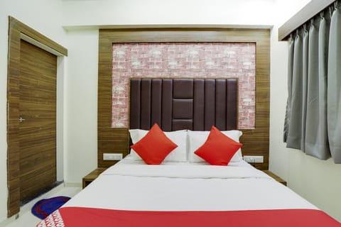 Double Bed AC Room | Free WiFi, bed sheets