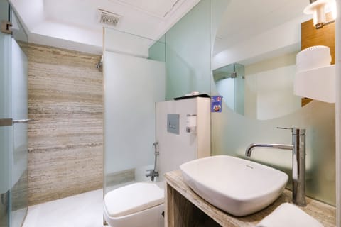 Premium Twin Room, 2 Twin Beds | Bathroom | Free toiletries, towels, toilet paper