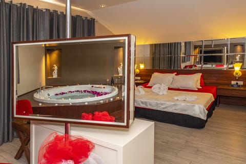 Honeymoon Room, 1 Queen Bed, Non Smoking, Corner | Premium bedding, minibar, in-room safe, soundproofing