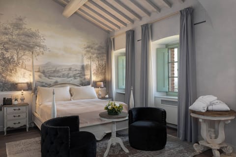 Suite | Premium bedding, down comforters, pillowtop beds, minibar