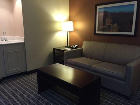 Junior Suite, 1 King Bed | In-room safe, desk, blackout drapes, iron/ironing board