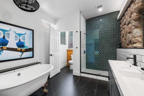 Luxury Cottage | Bathroom | Shower, hair dryer, towels, soap