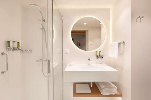 Twin Room, 2 Twin Beds | Bathroom shower