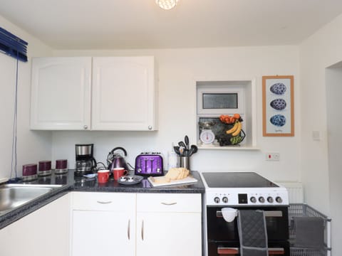 Cottage | Private kitchen | Fridge, electric kettle, toaster, cookware/dishes/utensils