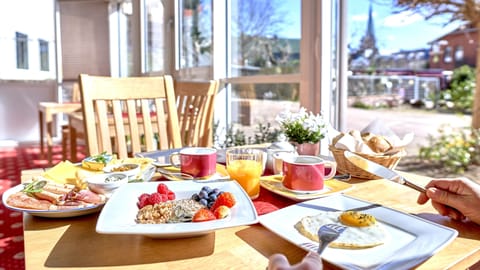 Daily buffet breakfast for a fee
