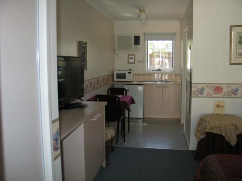 Single Room | Private kitchenette | Fridge, microwave, coffee/tea maker, electric kettle