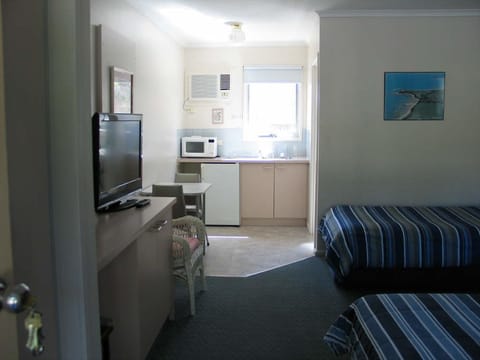 Twin Room | In-room safe, desk, soundproofing, iron/ironing board