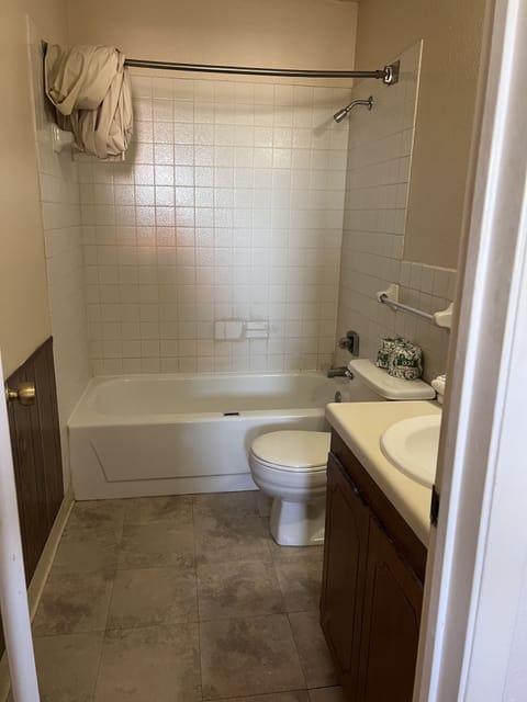 Deluxe Studio | Bathroom | Combined shower/tub, towels, soap, shampoo