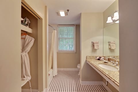 Jimmy E. Carter Room (Pet Friendly) | Bathroom | Combined shower/tub, free toiletries, hair dryer, bathrobes