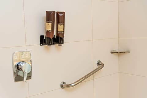 Superior Twin Room | Bathroom | Shower, hair dryer, towels