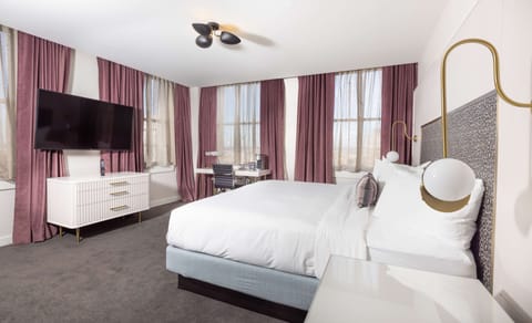 Studio Suite, 1 King Bed, City View | Premium bedding, down comforters, pillowtop beds, in-room safe