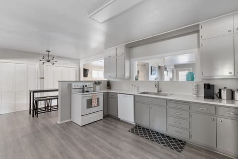 House, 3 Bedrooms | Private kitchen | Fridge, oven, stovetop, coffee/tea maker