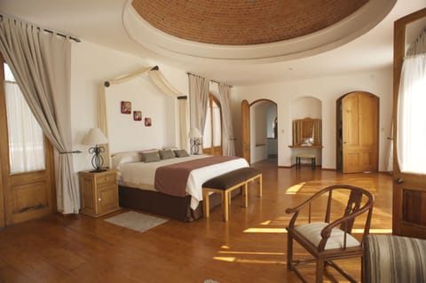 Grand Studio Suite, Pool View | Iron/ironing board, free WiFi, bed sheets