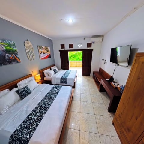 Deluxe Room | Desk, free WiFi