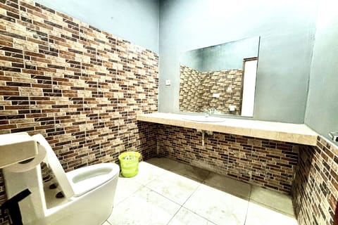 Deluxe Room | Bathroom | Shower, towels