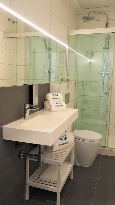 Standard Double or Twin Room | Bathroom | Shower, rainfall showerhead, free toiletries, hair dryer