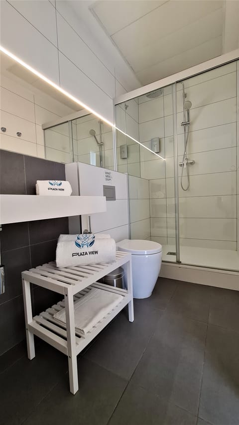 Shower, rainfall showerhead, free toiletries, hair dryer