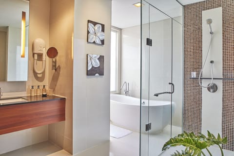 Jambuluwuk Suite | Bathroom | Shower, free toiletries, slippers, towels