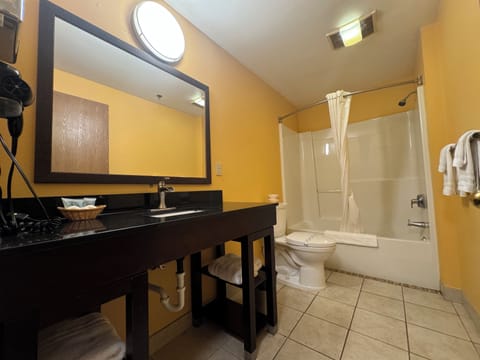 One King Deluxe - Non-Smoking | Bathroom | Bathtub, towels