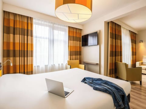 Suite, 1 Double Bed (Separate Living Area) | In-room safe, desk, free cribs/infant beds, rollaway beds