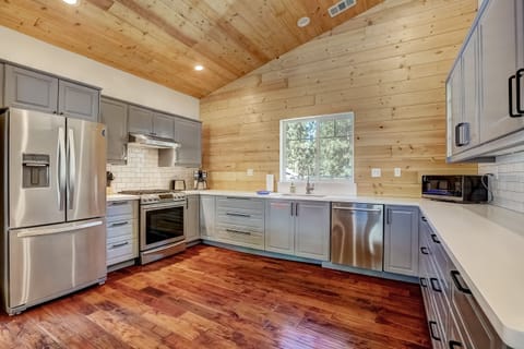 House, Multiple Beds, Balcony, Mountain View (Amachen Cabin) | Private kitchen | Fridge, microwave, oven, stovetop