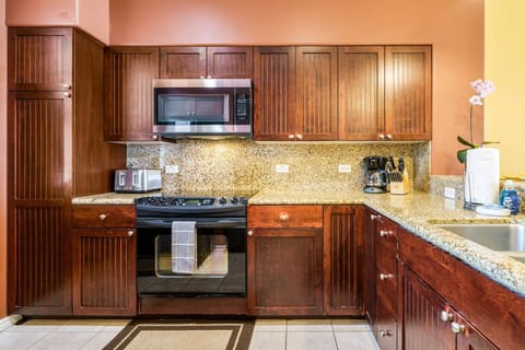 Condo, Multiple Beds, Hot Tub, Golf View | Private kitchen | Fridge, microwave, oven, stovetop