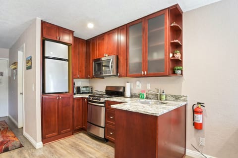 Studio Suite, 1 Queen Bed, Patio, Mountain View (Kings Run Retreat) | Private kitchen | Fridge, microwave, oven, stovetop