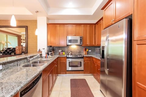 House, Multiple Beds, Hot Tub, Golf View | Private kitchen | Fridge, microwave, oven, stovetop