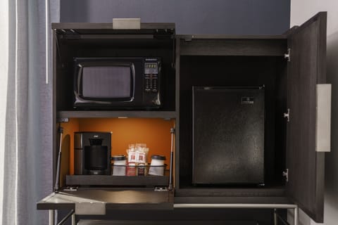 Hypo-allergenic bedding, in-room safe, desk, laptop workspace