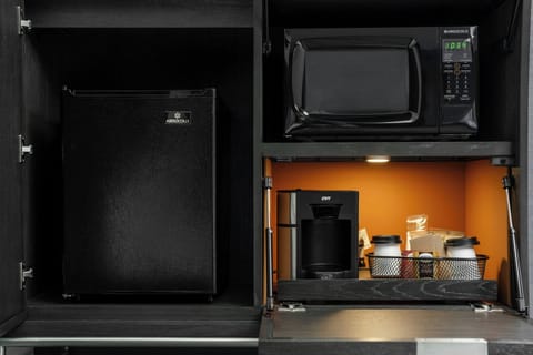 Hypo-allergenic bedding, in-room safe, desk, laptop workspace