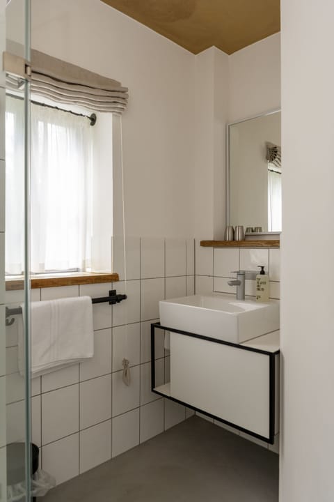 Standard Single Room | Bathroom | Shower, designer toiletries, hair dryer, towels