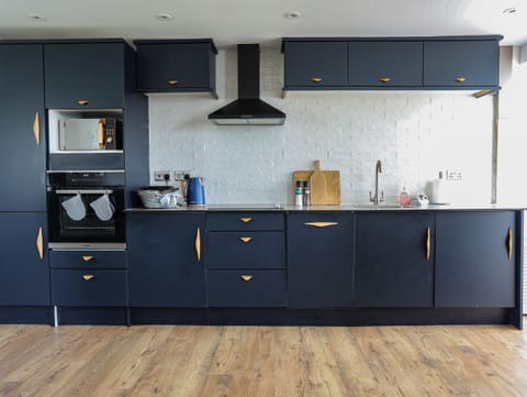 Cottage | Private kitchen | Fridge, dishwasher, electric kettle, cookware/dishes/utensils