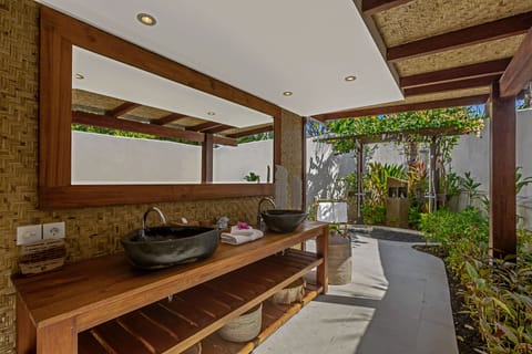 Deluxe Private Pool Villa | Bathroom | Shower, free toiletries, hair dryer, bathrobes