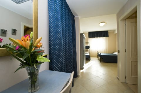 Quadruple Room | Desk, cribs/infant beds, free WiFi