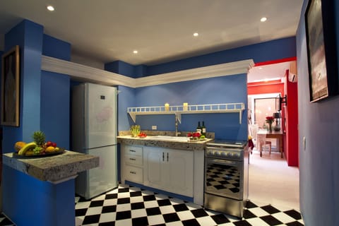 Carlotta Suite | Private kitchen | Fridge, microwave