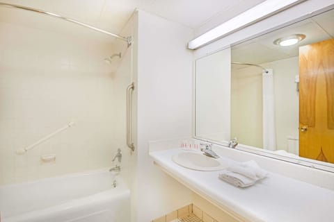 Combined shower/tub, eco-friendly toiletries, hair dryer, towels