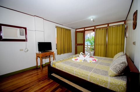 Deluxe Room, 1 King Bed | Rollaway beds, free WiFi, bed sheets