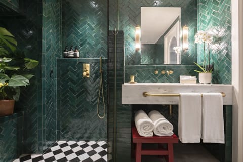 Suite | Bathroom | Shower, rainfall showerhead, designer toiletries, hair dryer
