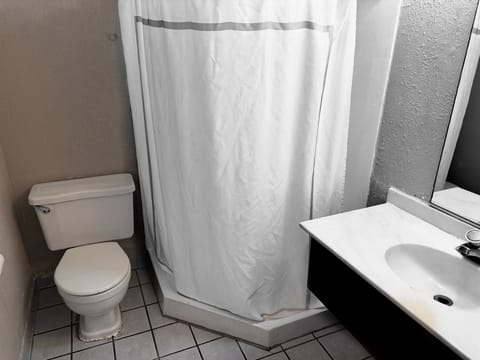 Combined shower/tub, towels