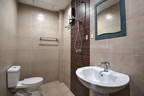 Standard Quadruple Room | Bathroom | Shower, rainfall showerhead, towels