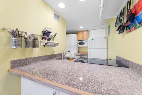 Condo, Ocean View (Four Winds I-9E - No Pets Allowed) | Private kitchen | Fridge, microwave, oven, stovetop