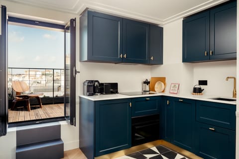 3-BR Prestige Apartment Terrace Eiffel Tower view | Private kitchen | Fridge, microwave, oven, stovetop