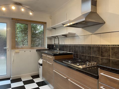 Comfort Bungalow, Shared Bathroom, Garden View | Private kitchen
