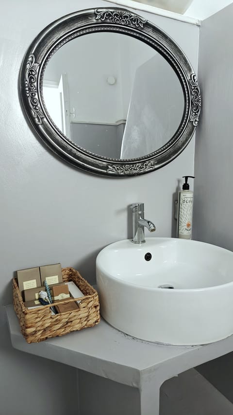 In-room safe, desk, iron/ironing board, cribs/infant beds