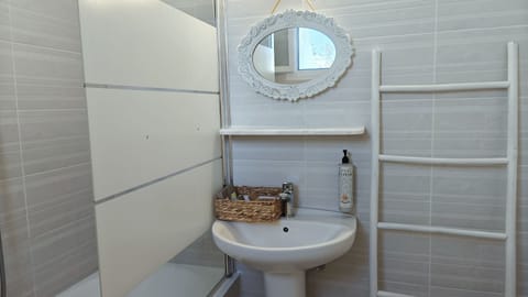 Suite | Bathroom | Bathtub, free toiletries, hair dryer, towels