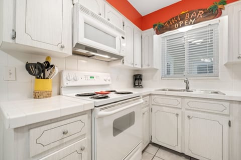 Condo, Multiple Beds, Pool View (18 - No Pets Allowed) | Private kitchen | Fridge, microwave, oven, stovetop