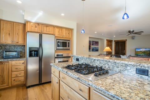 Condo, 2 Bedrooms | Private kitchen | Dining tables