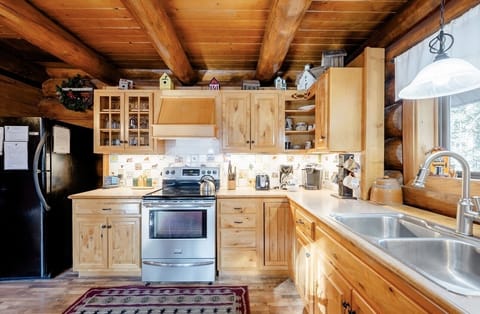 Cabin, Multiple Beds, Hot Tub | Private kitchen | Fridge, microwave, oven, stovetop