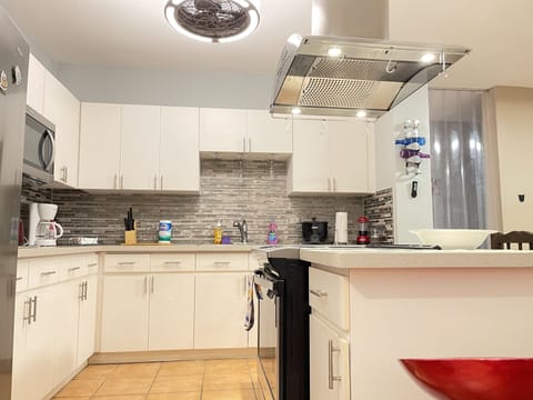 Villa | Private kitchen | Microwave, stovetop, cookware/dishes/utensils, freezer